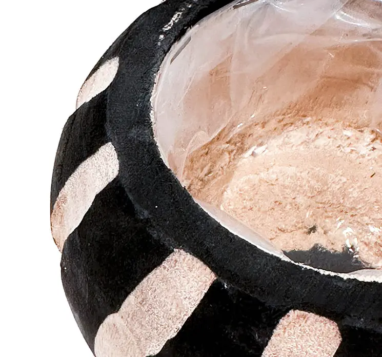 Krukke af træ i stribet mønster sort og naturfarvet 14cm closeup