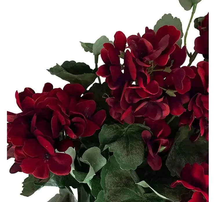 Kunstig pelargonie buket i rød af plast closeup