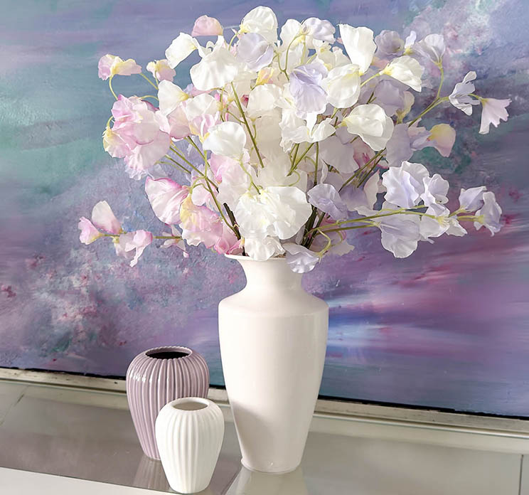 Ærteblomster også kaldet lathyrus af plast vist i vase i stuemiljø
