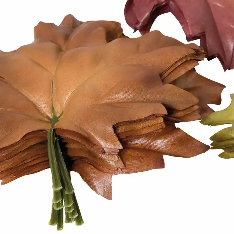 Kunstige ahorn blade af kunstsilke i brun og grøn closeup