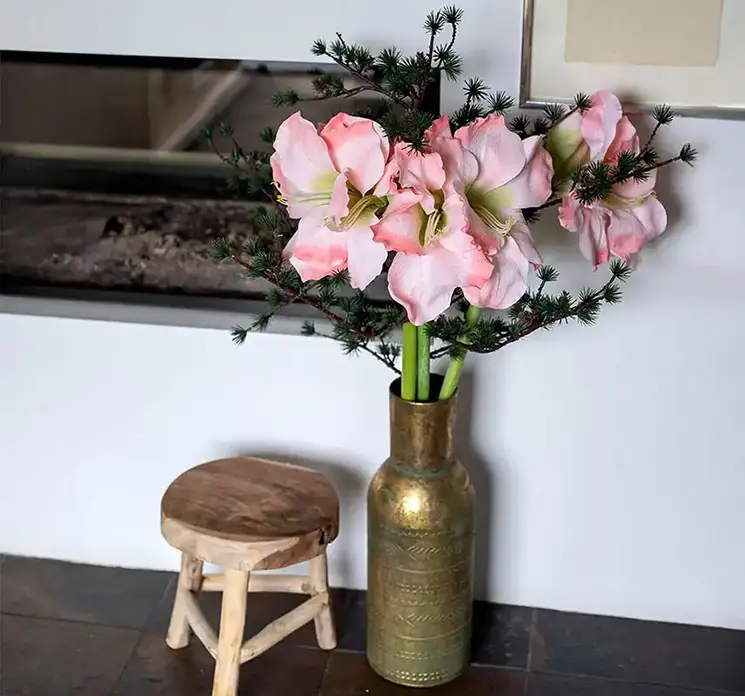 Amaryllis også kaldet de fire verdenshjørner kunstig blomst af plast i lyserød vist i vase i stuemiljø
