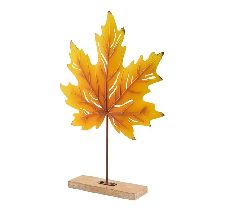 Kunstig blad af metal i orange på stilk med træfod