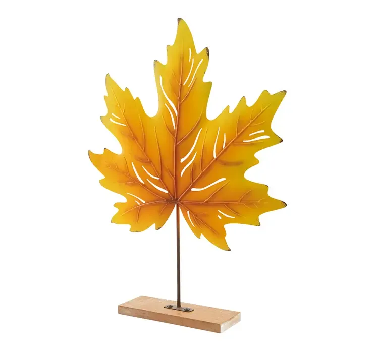 Kunstig ahornblad af metal i orange, på stativ med træfod