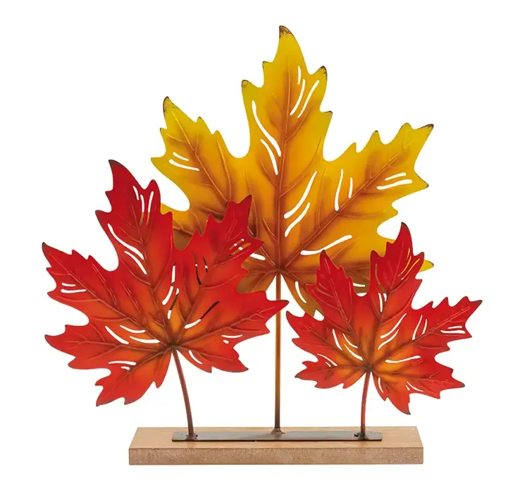 Kunstig ahornblade af metal i orange og rødlige farver, på stativ med træfod