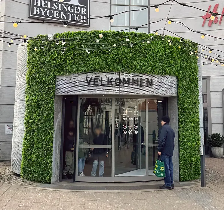 Kunstig bladmix plade med eukalyptus i grøn af plast med uv-beskyttelse vist på center facade