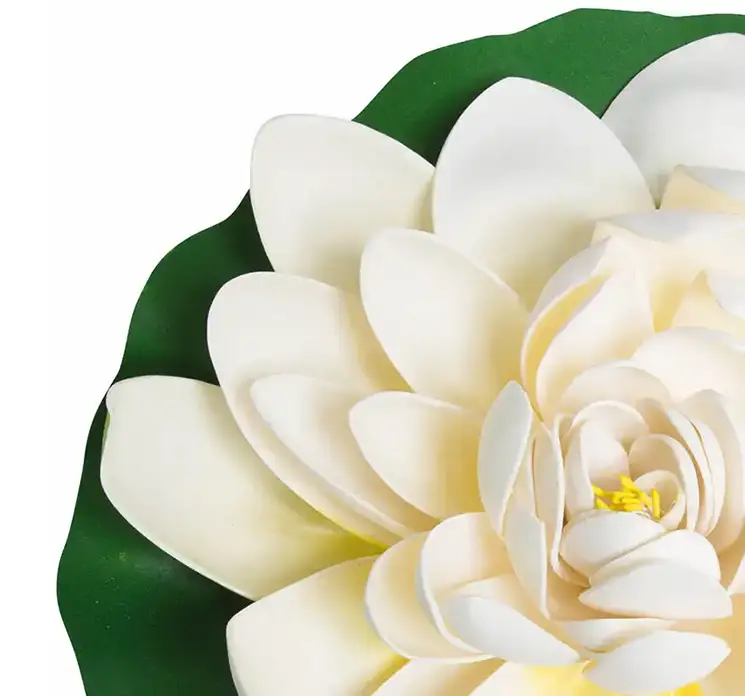 Åkande kunstig blomst af skum i hvid closeup