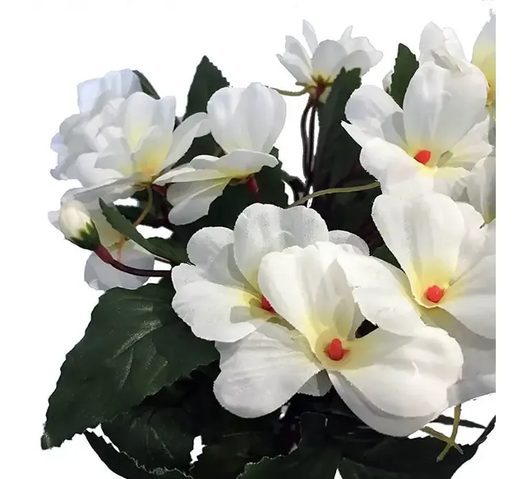 Kunstig flittiglise buket med hvide blomster af plast closeup