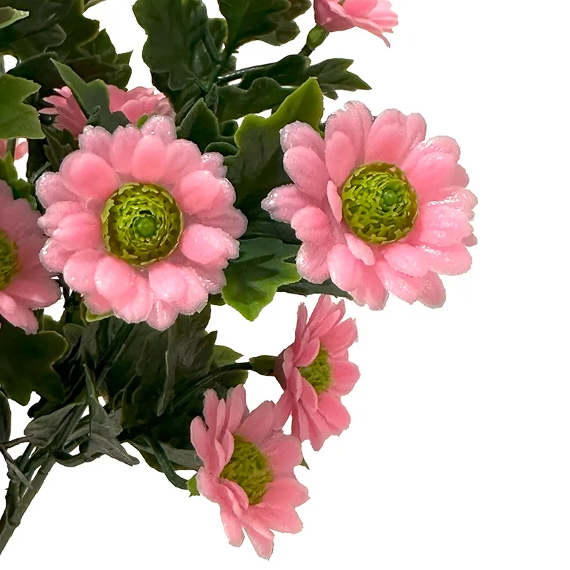 Kunstig buket af lyserøde margueritter af plast closeup