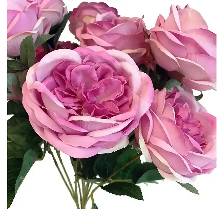 Kunstig rosenbuket af plast i lyserød closeup