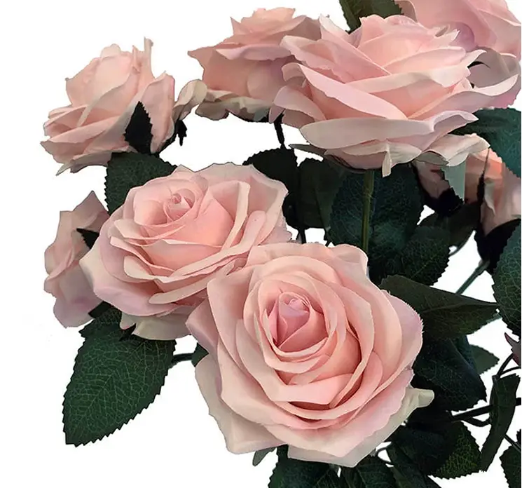 Rosenbuket af kunstige blomster i lyserød closeup