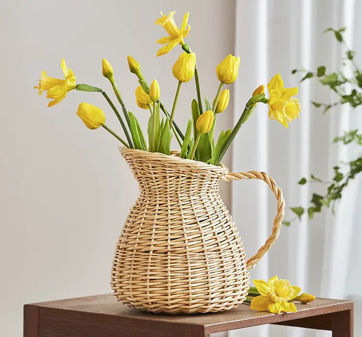 Tulipan buket kunstige blomster af plast i gul vist sammen med kunstige påskeliljer i flettet vase