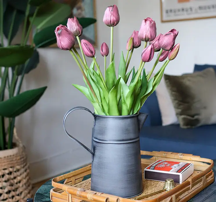 Tulipan buket i lyserød af kunstige blomster af plast gummi real touch vist i zink vase kande i stuemiljø