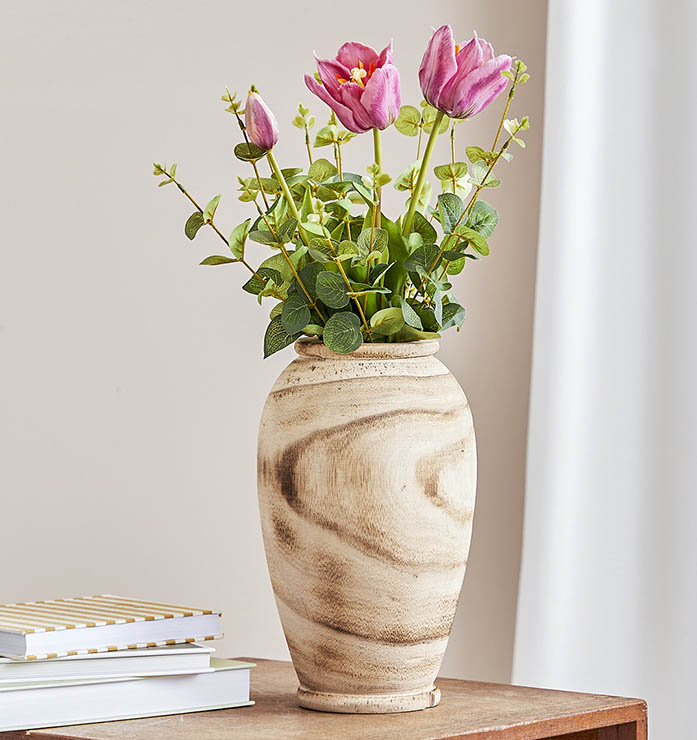 Tulipan buket af kunstige pink farvede tulipaner vist i trævase i stuemiljø