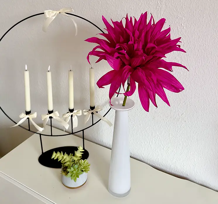 Dahlia også kaldet Georgine af plast i pink vist i vase i stuemiljø