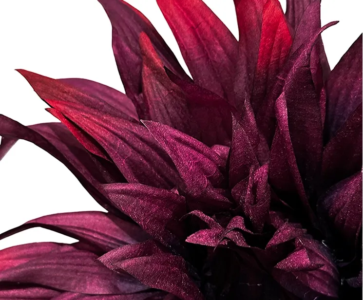 Kunstig dahlia georgine i plast mørkelilla closeup