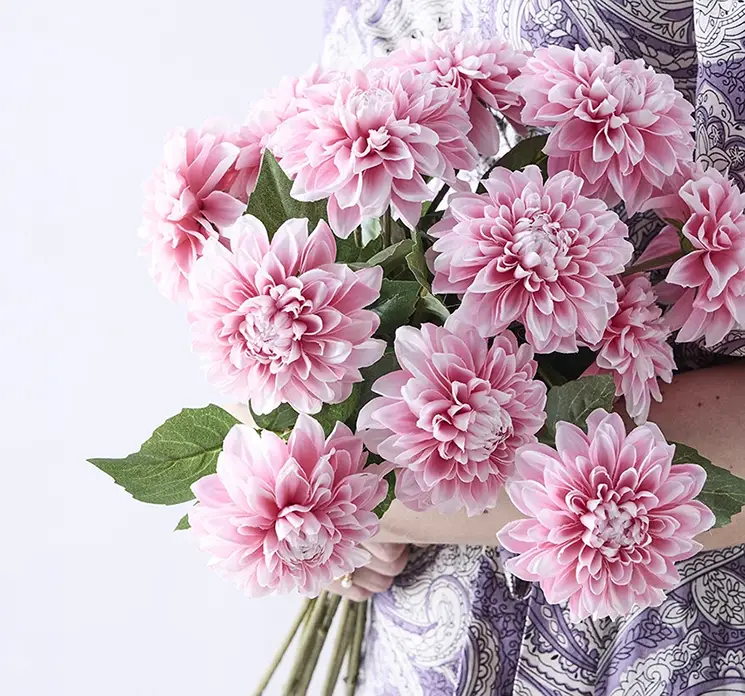 Dahlia kunstig blomst af plast i lyserød vist holde som flot buket