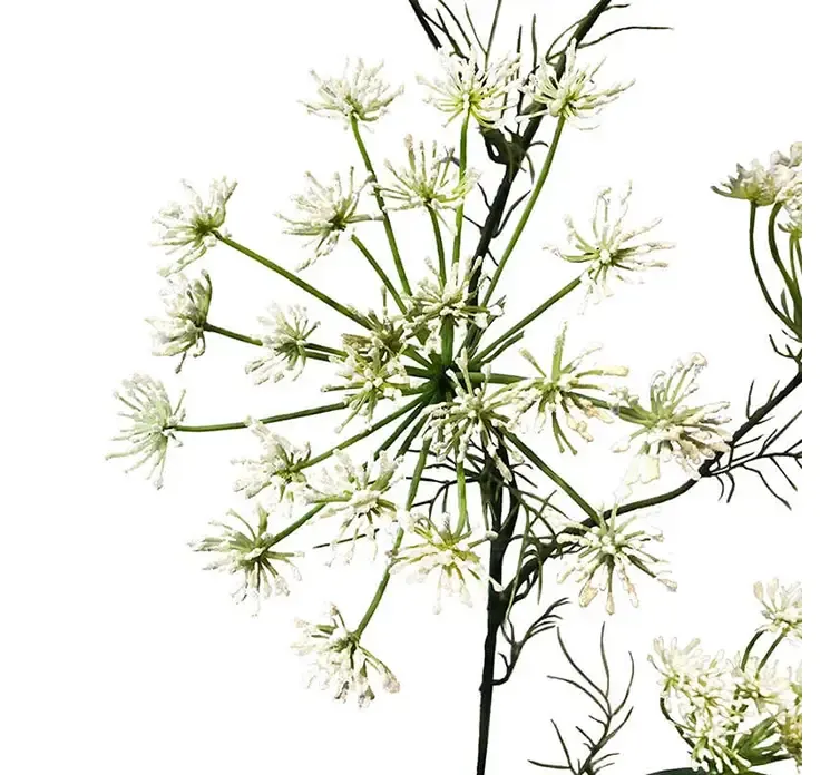 Kunstig dild blomst af plast i hvid closeup