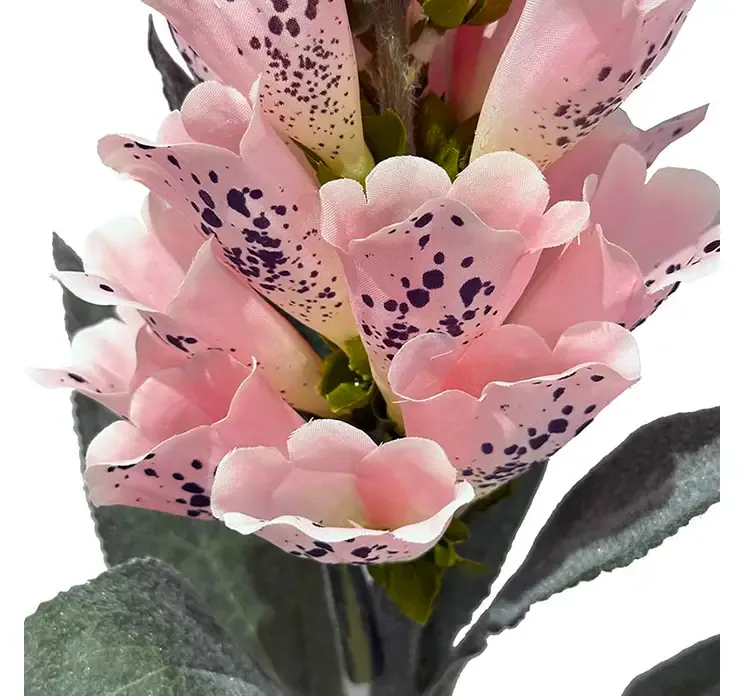 Kunstig fingerbøl blomst i lyserød af plast closeup