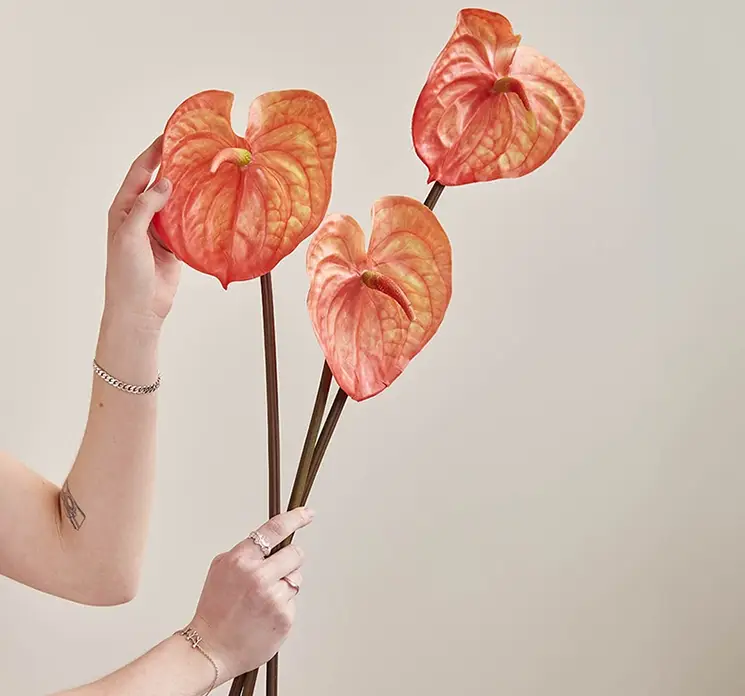 Flamingo kunstig blomst af plast i orange holdt i hånd tre stk