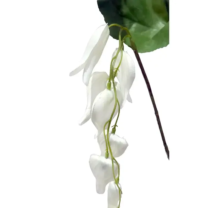 Kunstig fuchsia blomst i hvid af plast closeup