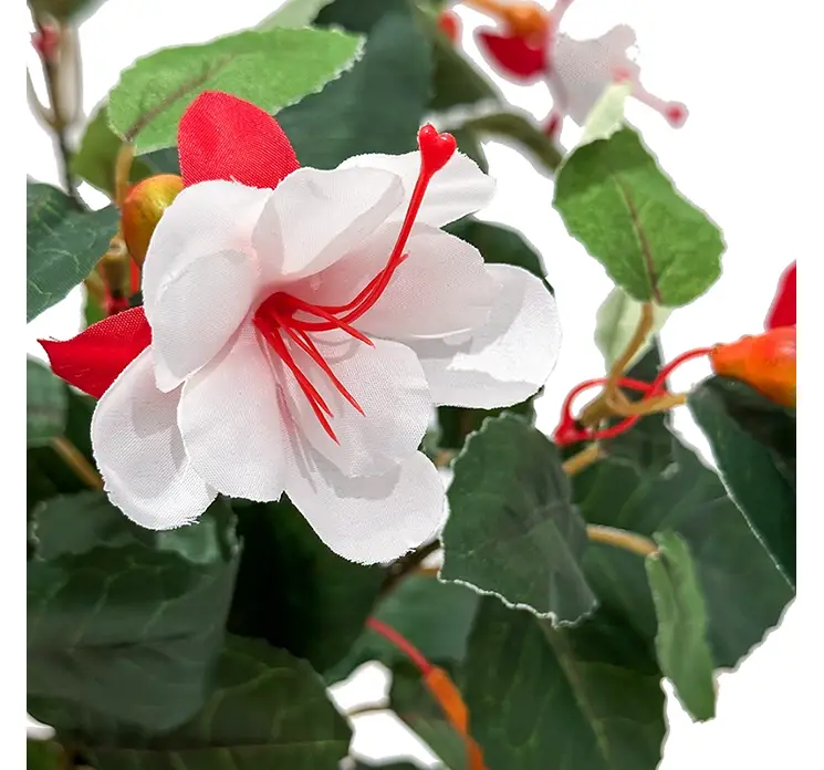 Fuchsia kunstig blomst i sort potte af plast i hvid closeup af blomst