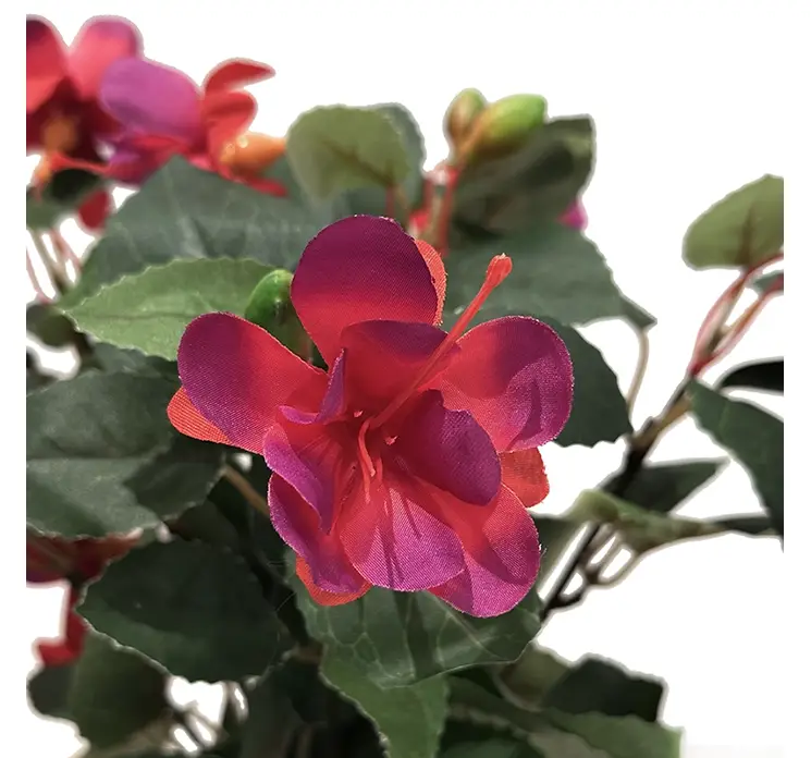 Fuchsia kunstig blomst i sort potte af plast i pink closeup af blomst