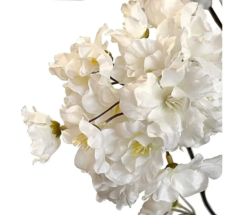 Kunstig kirsebærgren i creme farvet af plast closeup