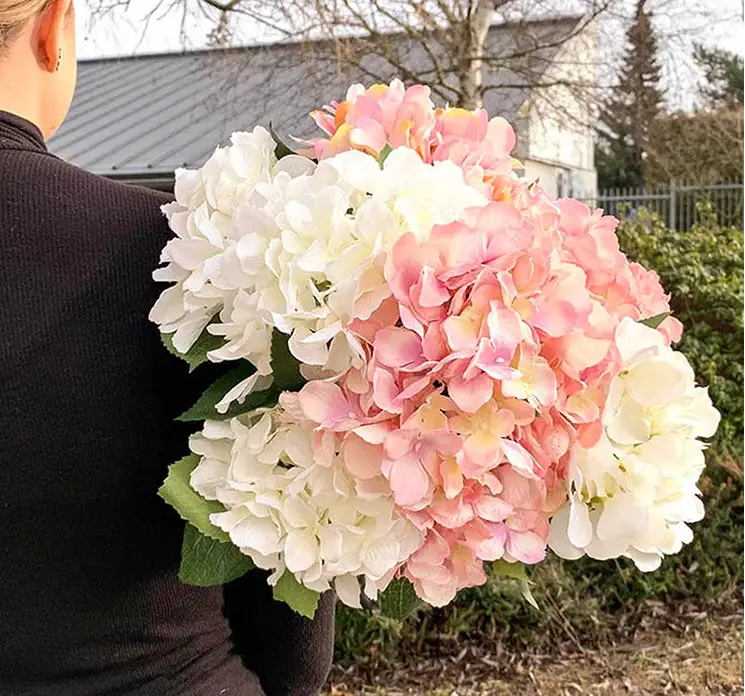 Hortensia kunstig blomst af plast i hvid vist i buket med hortensia i lyserød