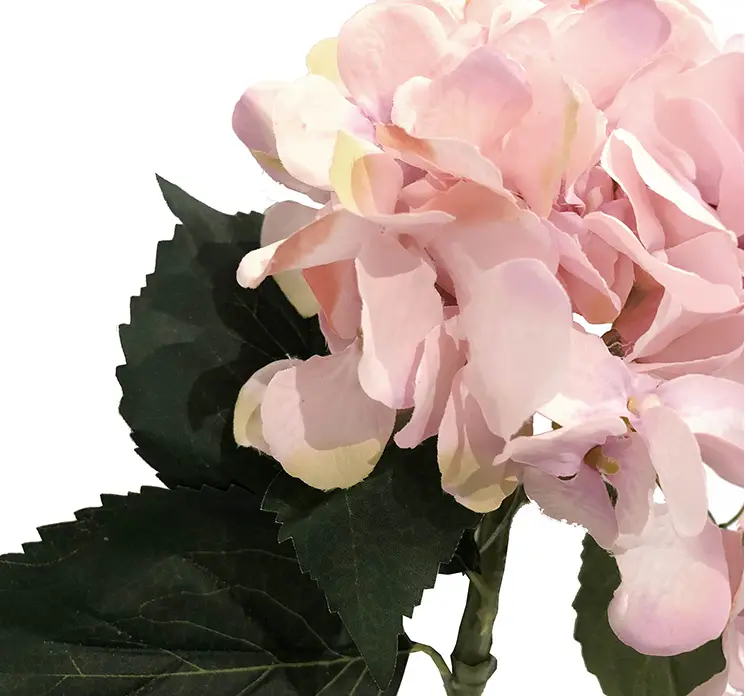 Hortensia kunstig blomst på stilk af plast i lyserød closeup