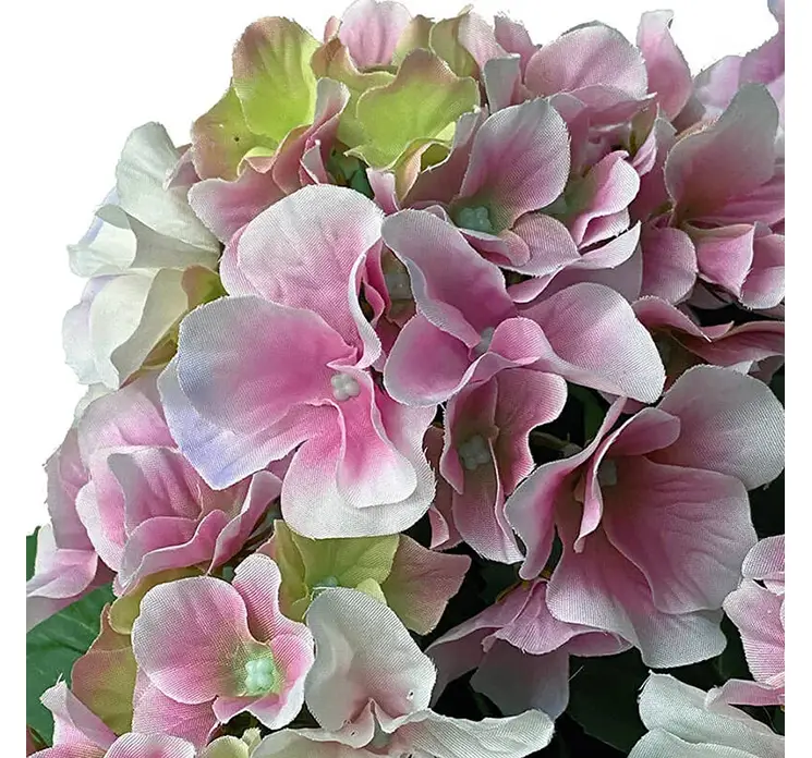 Hortensia kunstig blomst af plast i lyserød sat i en flettet kurv af rattan closeup af blomst