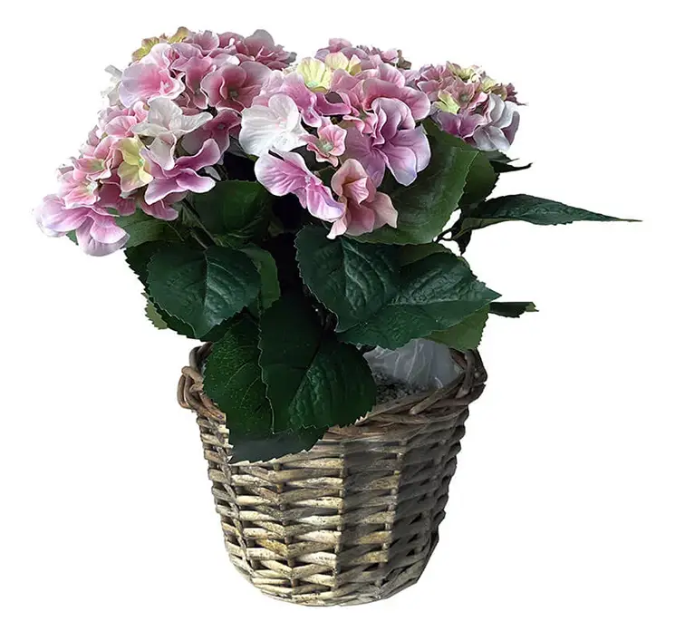 Hortensia kunstig blomst af plast i lyserød sat i en flettet kurv af rattan