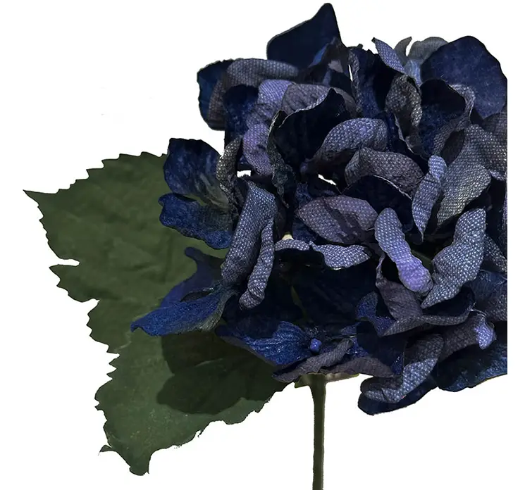 Hortensia kunstig blomst af plast i mørkeblå closeup