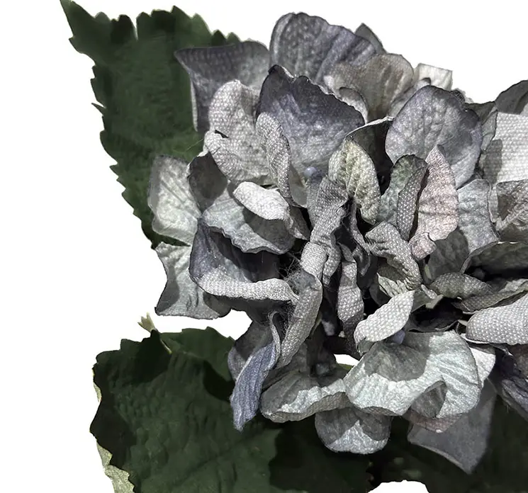 Hortensia kunstig blomst af plast i blå closeup