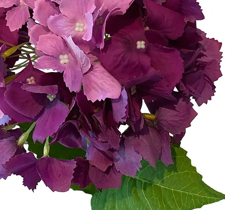 Hortensia kunstig blomst af plast i lilla nuancer closeup