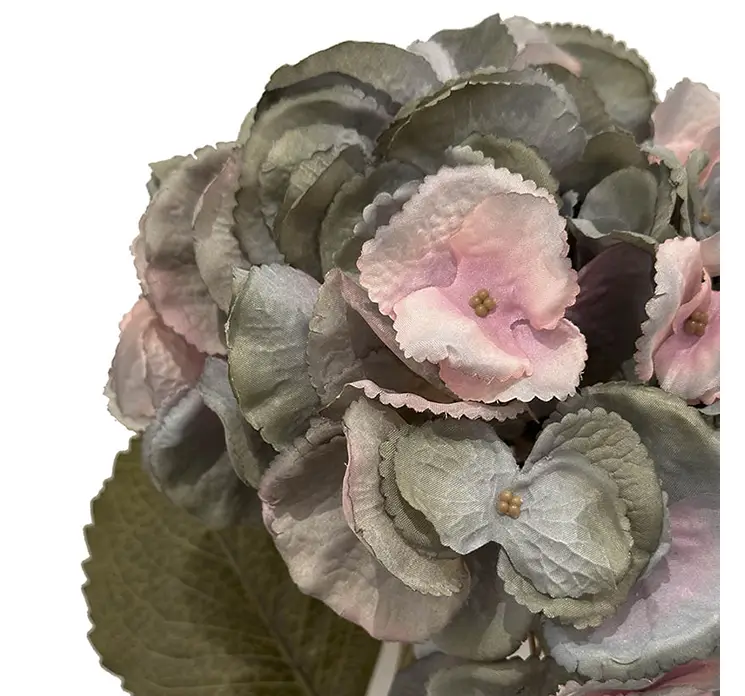 Hortensia kunstig blomst på stilk af plast i lilla closeup