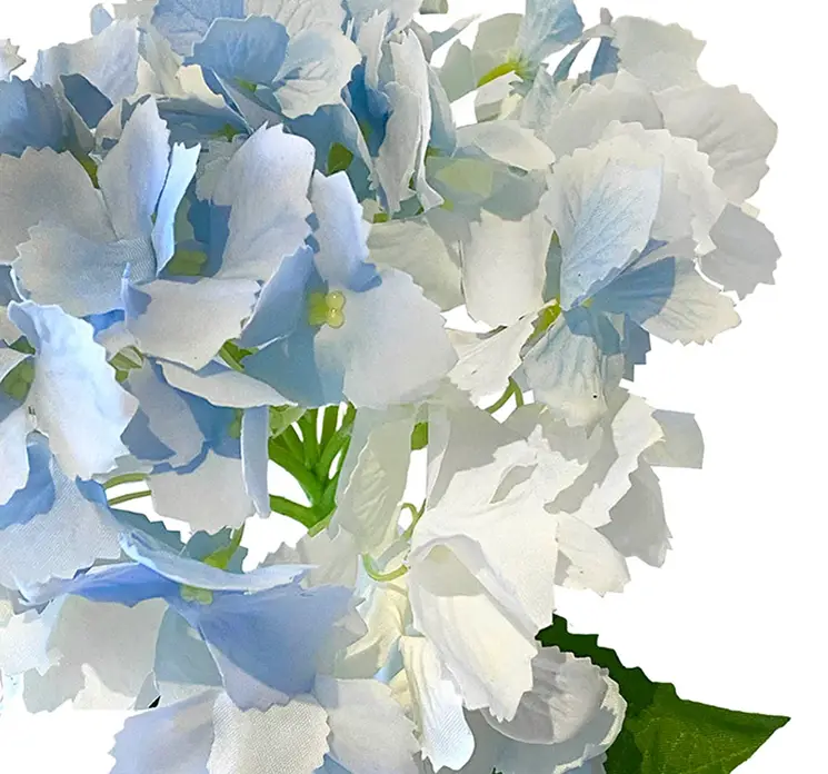Hortensia kunstig blomst af plast i lyseblå closeup