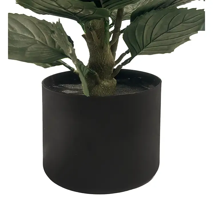Kunstig hortensia med hvide blomster i sort potte af plast uv beskyttet closeup af potte