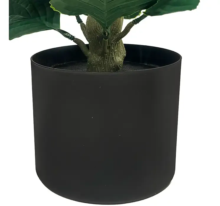 Kunstig hortensia med lyserøde blomster i sort potte uv beskyttet plast closeup af potte