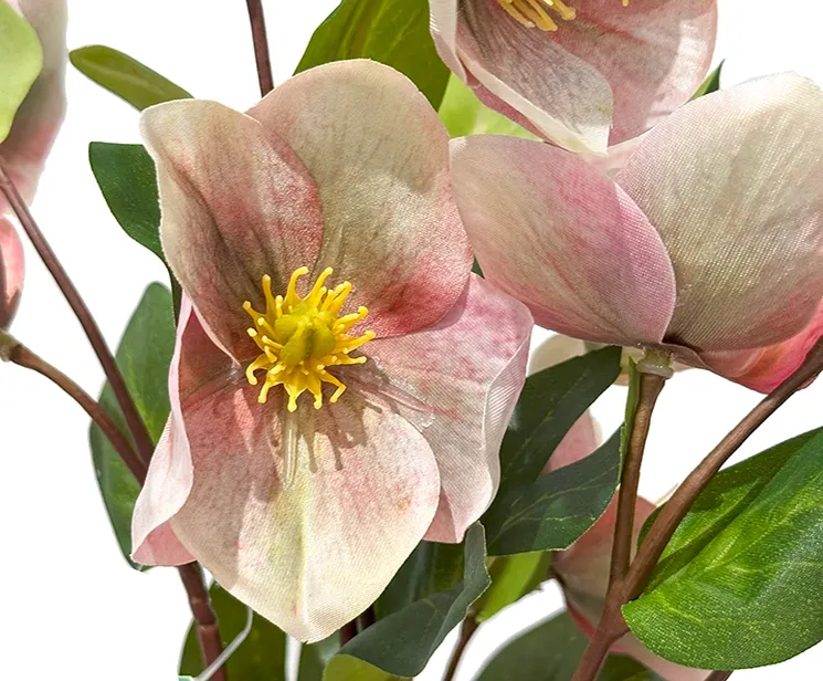 kunstig rosa julerose, helleborus i sort potte-closeup
