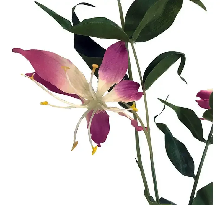 Kunstig klatrelilje gren med lilla blomster af plast closeup