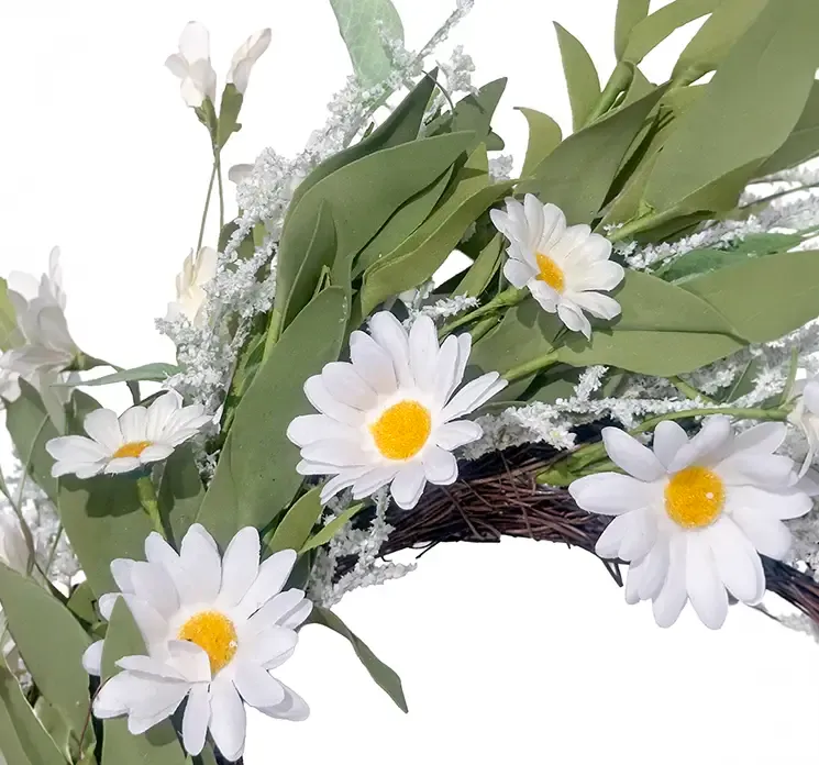 Krans med kunstige margueritter og eukalyptusgrene i hvid og grøn closeup