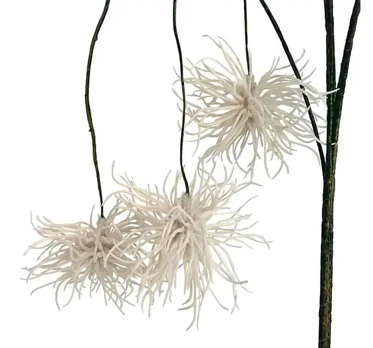 Kunstig krysantemum hænger med hvide blomster af plast closeup