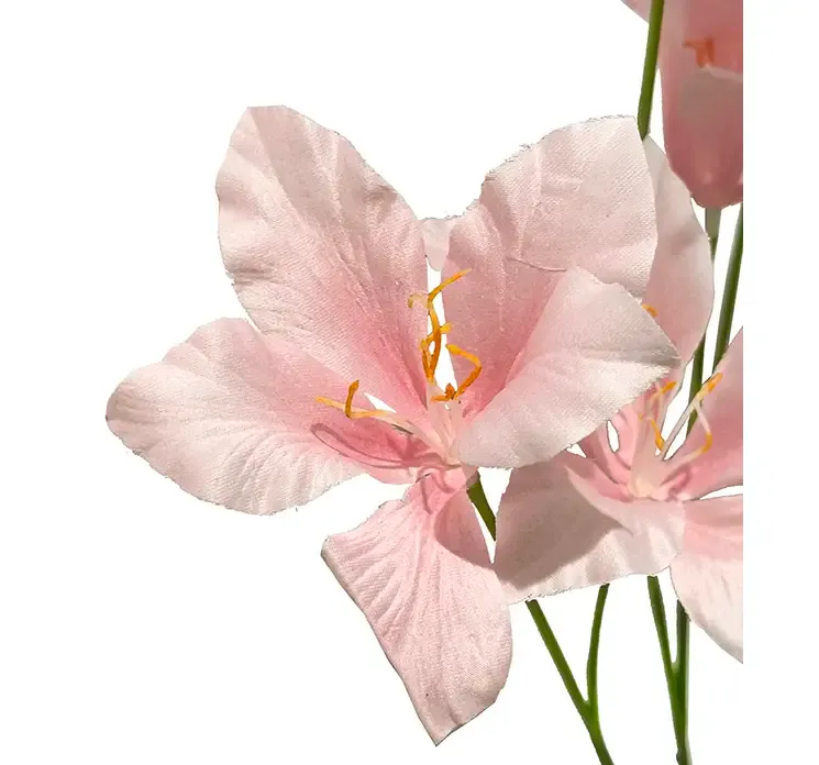 Kunstig blomstergren af liljer i lyserød plast closeup