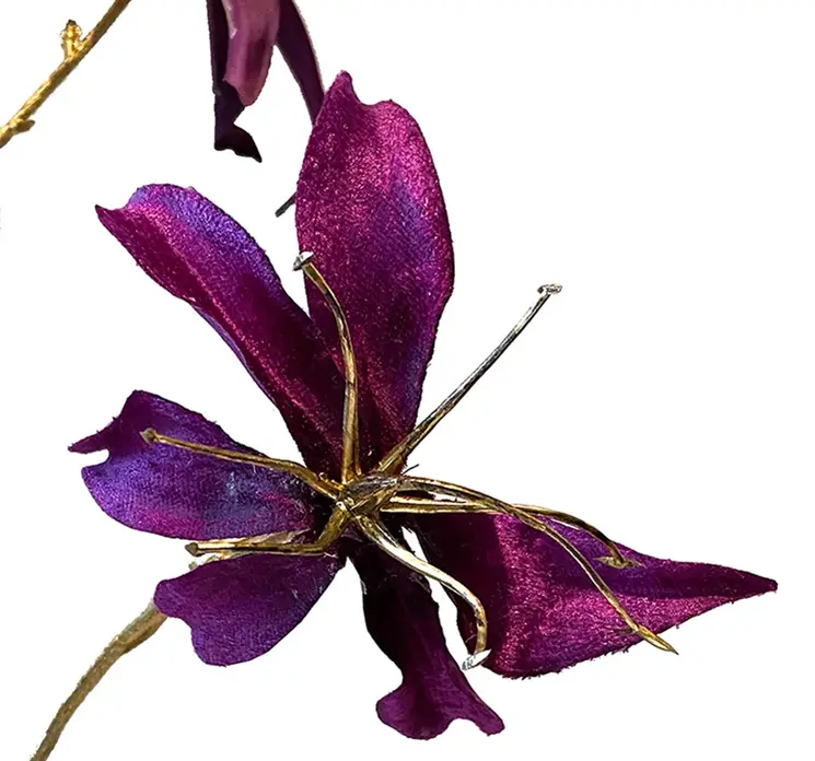 Klatrelilje kunstig blomst af plast i lilla og guldfarvet closeup