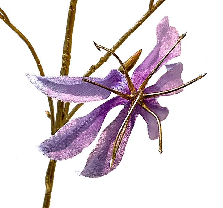 Klatrelilje kunstig blomst af plast i lyselilla og guld closeup
