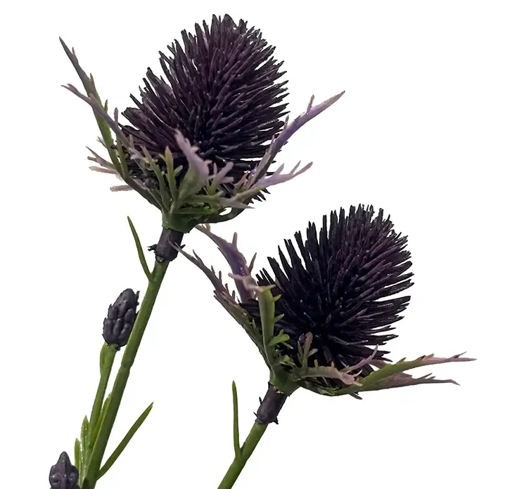 Kunstig mandstro tidsel med lilla blomster af plast closeup