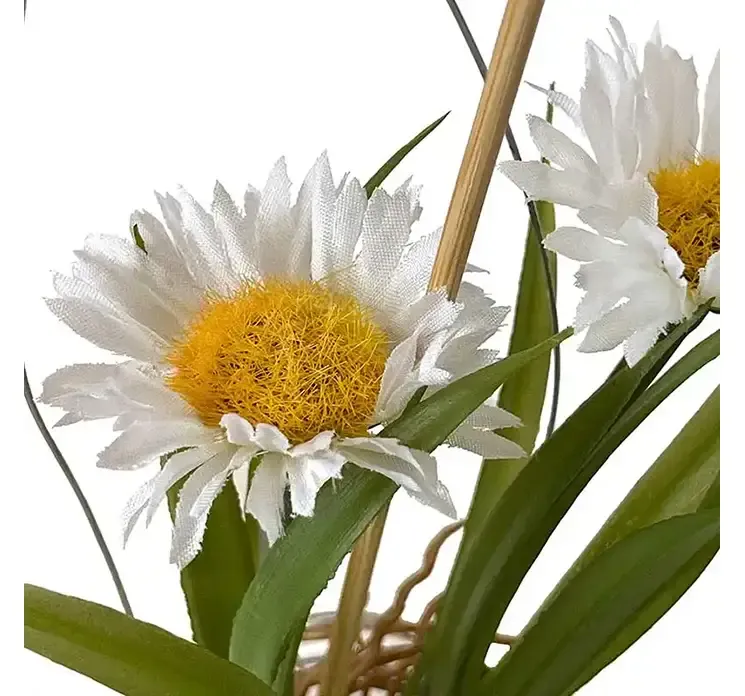 Kunstig marguerit i hvid, sat i glas vase med kunstig jord, til ophæng closeup