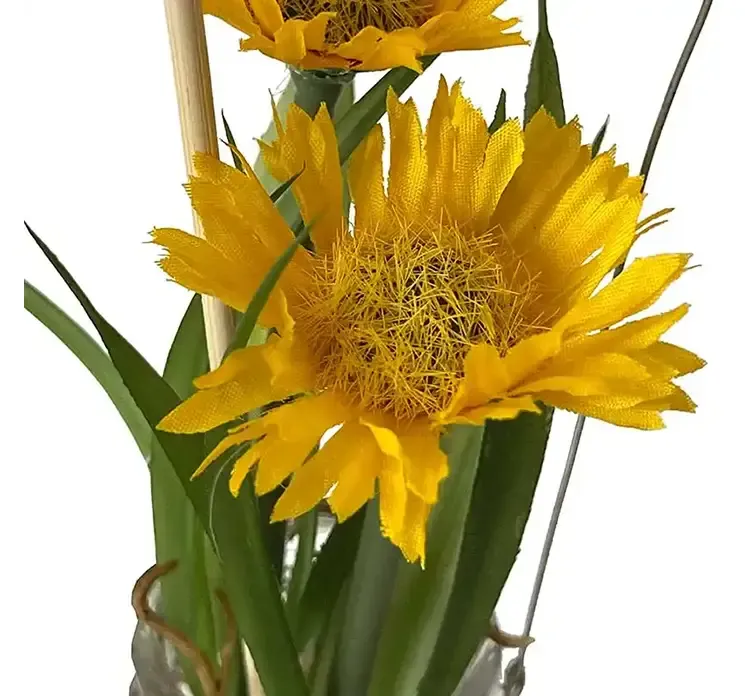 Kunstig marguerit i gul med glaskrukke og kunstig jord, til ophæng closeup