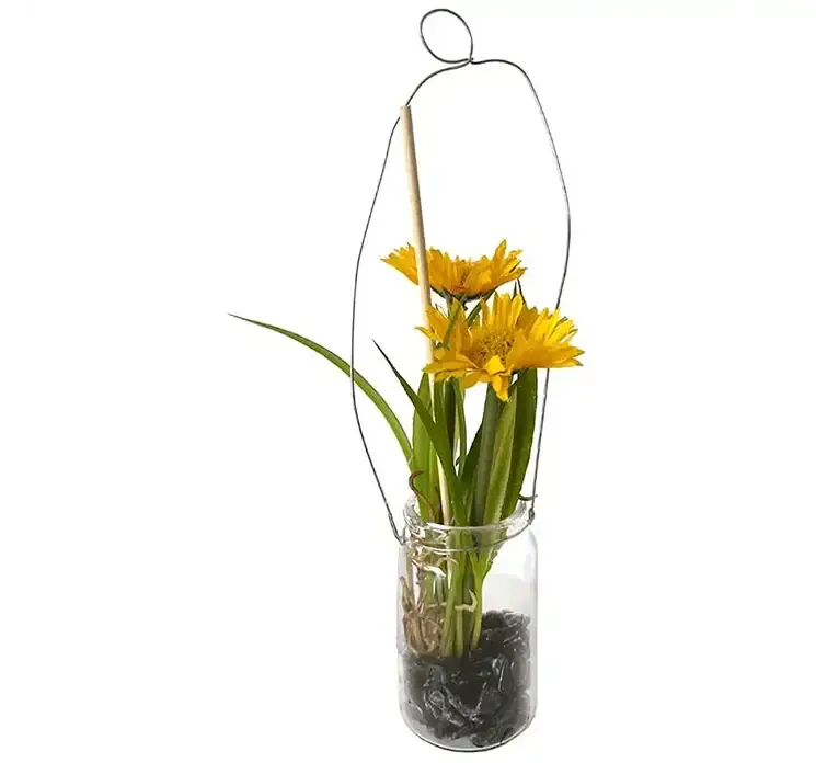 Kunstig marguerit i gul med glaskrukke og kunstig jord, til ophæng