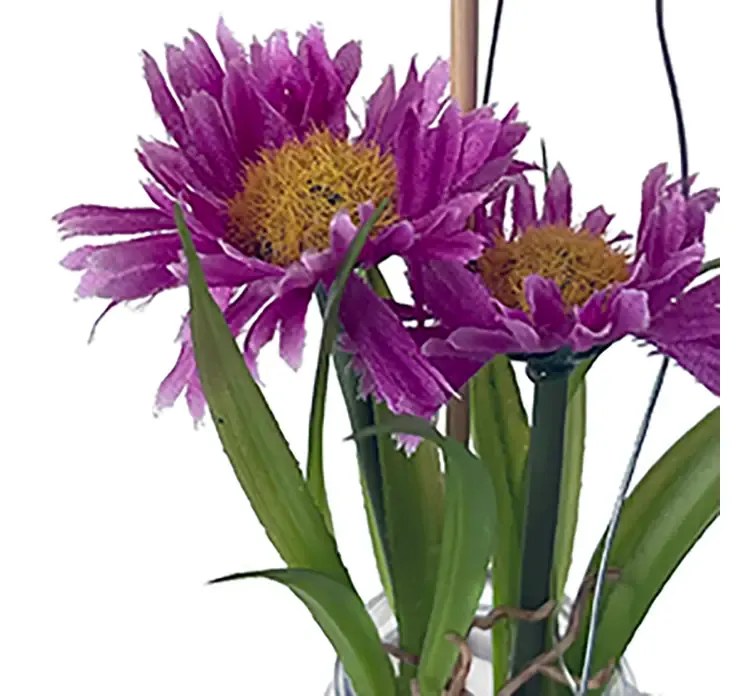 Kunstig marguerit blomst i pink i glasvase med ophæng closeup